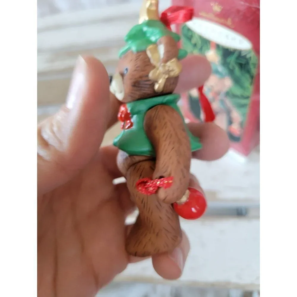 Hallmark gift bearers bear ornament 1999‎ first Xmas tree